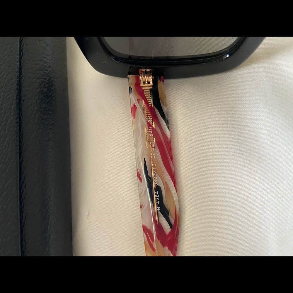 Authentic Burberry polarized sunglasses. - Picture 10 of 10